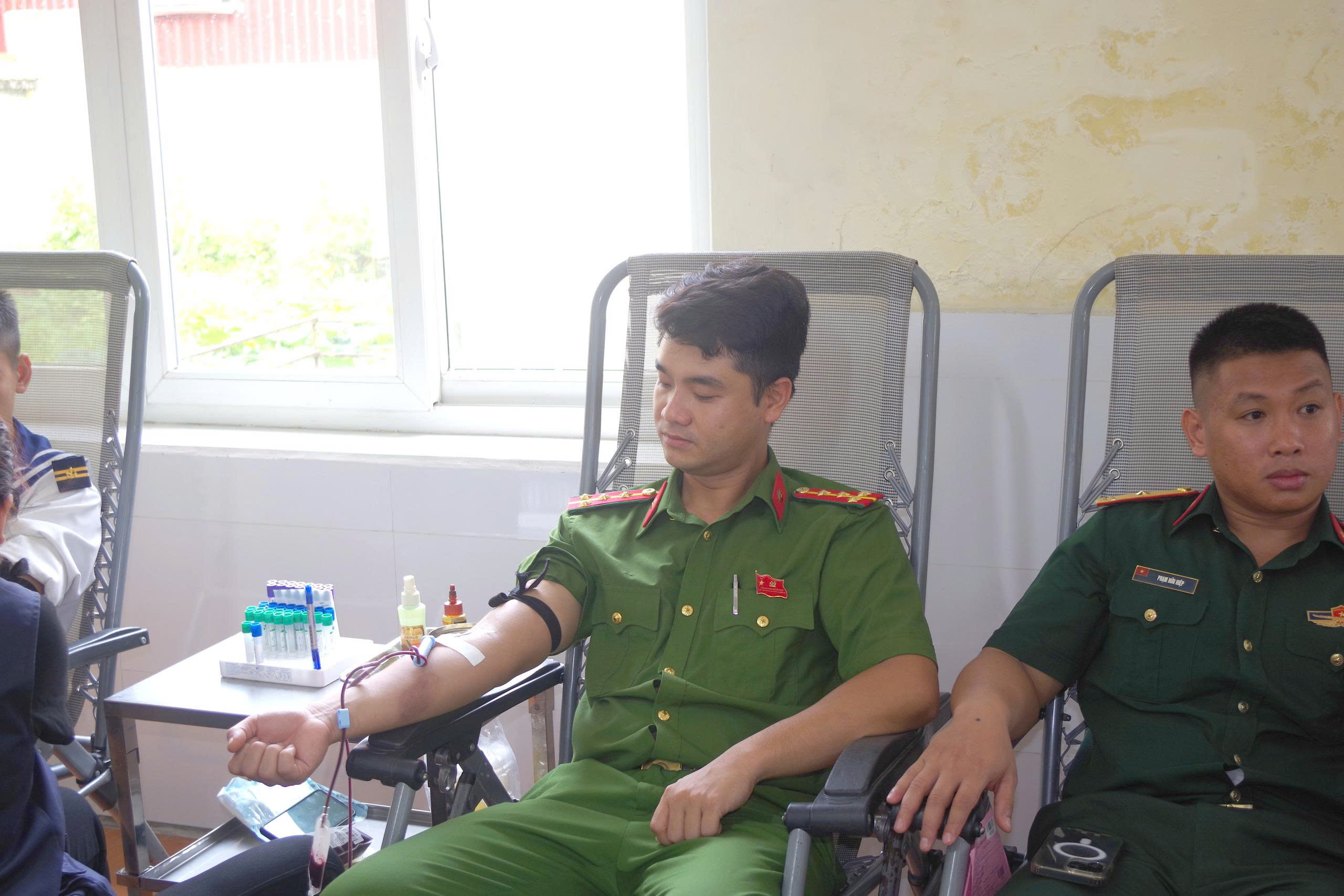Tuổi trẻ Công an phường Hồng An tích cực hưởng ứng chương trình hiến máu tình nguyện